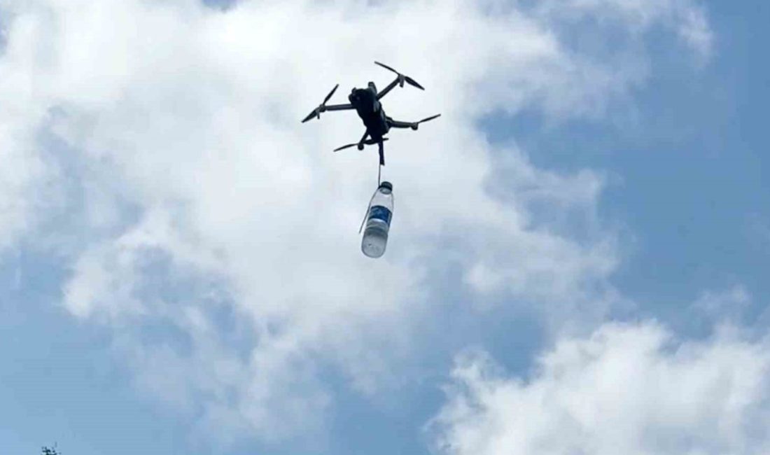 Dron ile çay bahçesine su servisi Rize’de çay müstahsili eve uzak olan arazisine dron ile su