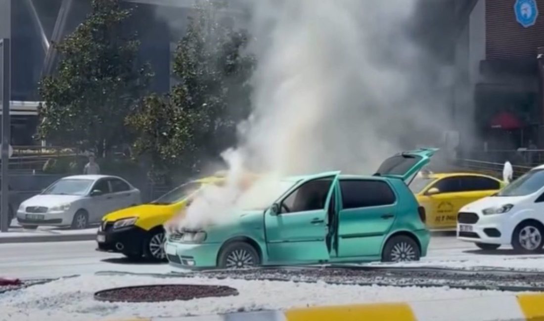 Edirne’de seyir halindeki bir otomobilin motor kısmının bir anda alev