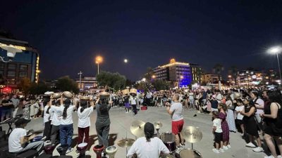 Bir televizyon kanalındaki yetenek yarışmasında Türkiye birincisi olan Hayatın Ritmini