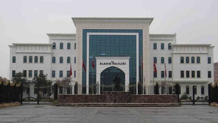 Elazığ Valiliği’nden yangın açıklaması Elazığ Valiliği Sivrice ilçesi Dikmen köyünde çıkan yangınla ilgili açıklama