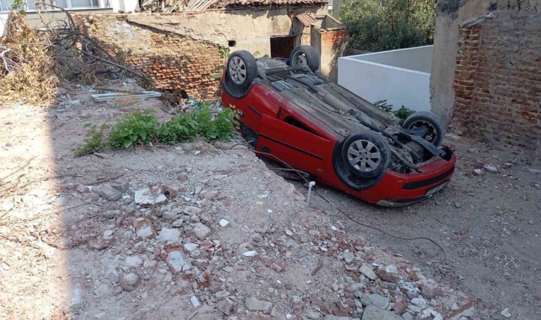 Balıkesir’in Erdek ilçesinde park etmeye çalışan bir otomobil, sürücüsünün kontrolü