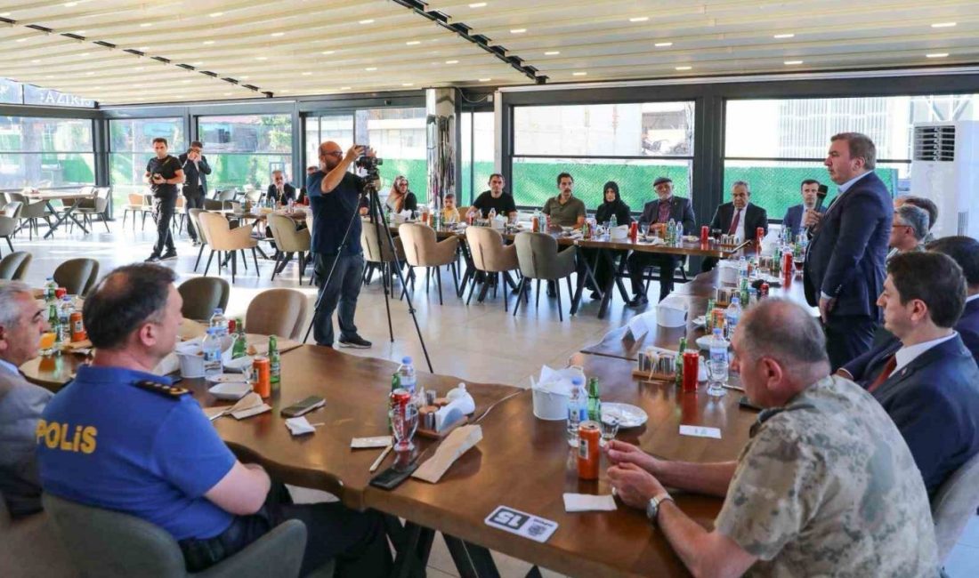 Erzincan’da şehit yakınları ile gazi ve ailelerinin onuruna yemek Erzincan Valisi Hamza Aydoğdu, il protokolüyle birlikte, 15 Temmuz Demokrasi