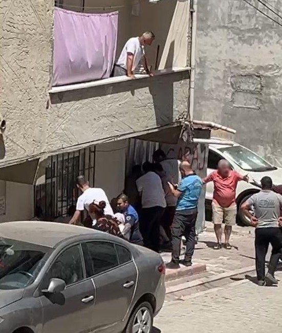 Esenyurt’ta ev sahibi ile kiracı arasında kavga Esenyurt’ta bir ev sahibi, evi çöplüğe döndürdü iddiasıyla kiracısını evden