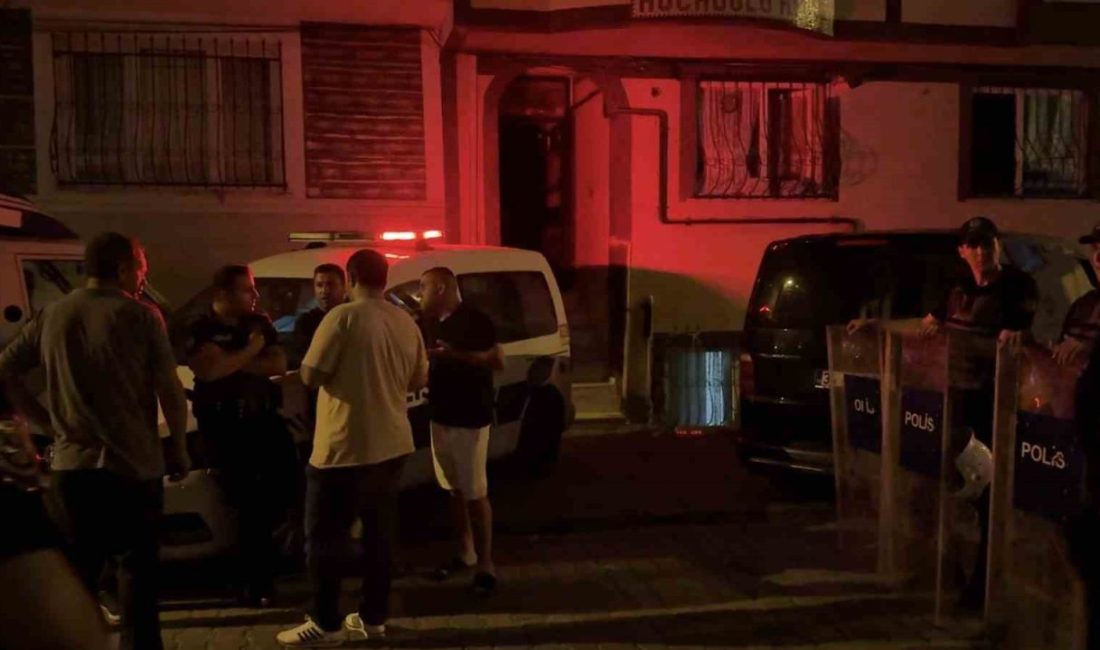 Esenyurt’ta komşu kavgasında kan aktı: 1 kişi göğsünden bıçaklandı Esenyurt’ta çocukların kavgasına aileler dahil oldu. İki komşu aile arasında