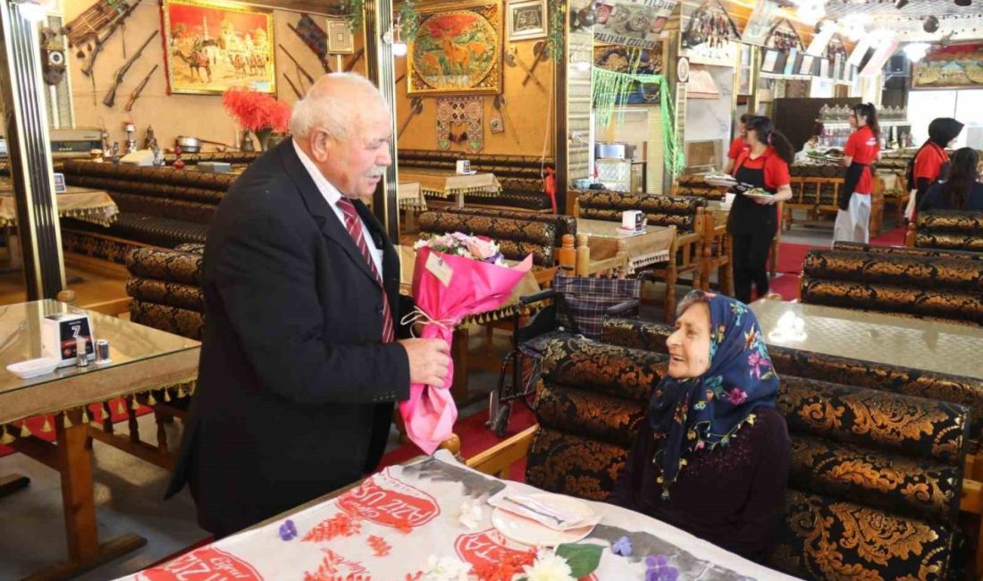 Eskişehirli çift 54 yıldır bütün zorlukları el ele atlatıp aşklarını ilk günkü gibi yaşıyor Eskişehir’de 1971 yılında severek dünya evine giren 74 yaşındaki Mustafa