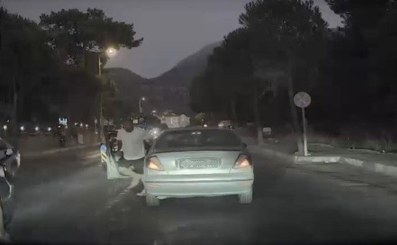 Muğla’nın Fethiye ilçesinde bir sürücü ile selektör yaptığı araçtaki kişiler