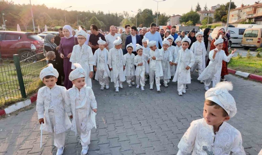 Gediz’de 20 çocuk sünnet ettirildi Kütahya’nın Gediz ilçesinde düzenlenen Geleneksel Gediz Tarhana Festivali etkinlikleri kapsamında,