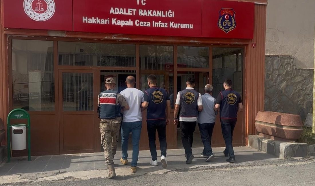 Hakkari’de kesinleşmiş hapis cezası olan 2 kişi yakalandı Hakkari’de jandarma ekipleri tarafından yapılan çalışmalar çerçevesinde 12 yıl 5