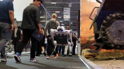 IDEF’te sergilenen dört ayaklı insansız kara aracı olan robot köpekler,