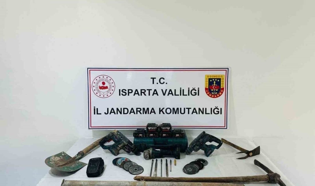 Isparta’da izinsiz kazıya jandarma baskını: 4 kişi suçüstü yakalandı Isparta’nın Eğirdir ilçesinde izinsiz kazı yaptığı belirlenen 4 kişi, jandarma