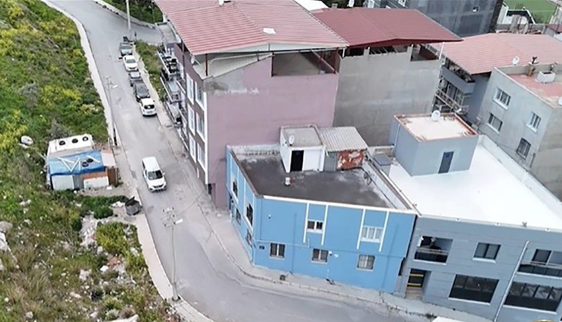 İzmir’de 95 adrese şafak vakti baskın: 133 gözaltı İzmir’de aranan şahısları yakalamaya yönelik 95 adrese gerçekleştirilen eş zamanlı