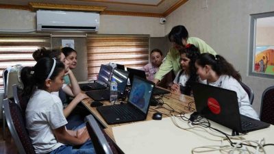 Kahramanmaraş Büyükşehir Belediyesinin Çocuk Sanat Merkezi’nde düzenlenen yapay zekâ ve