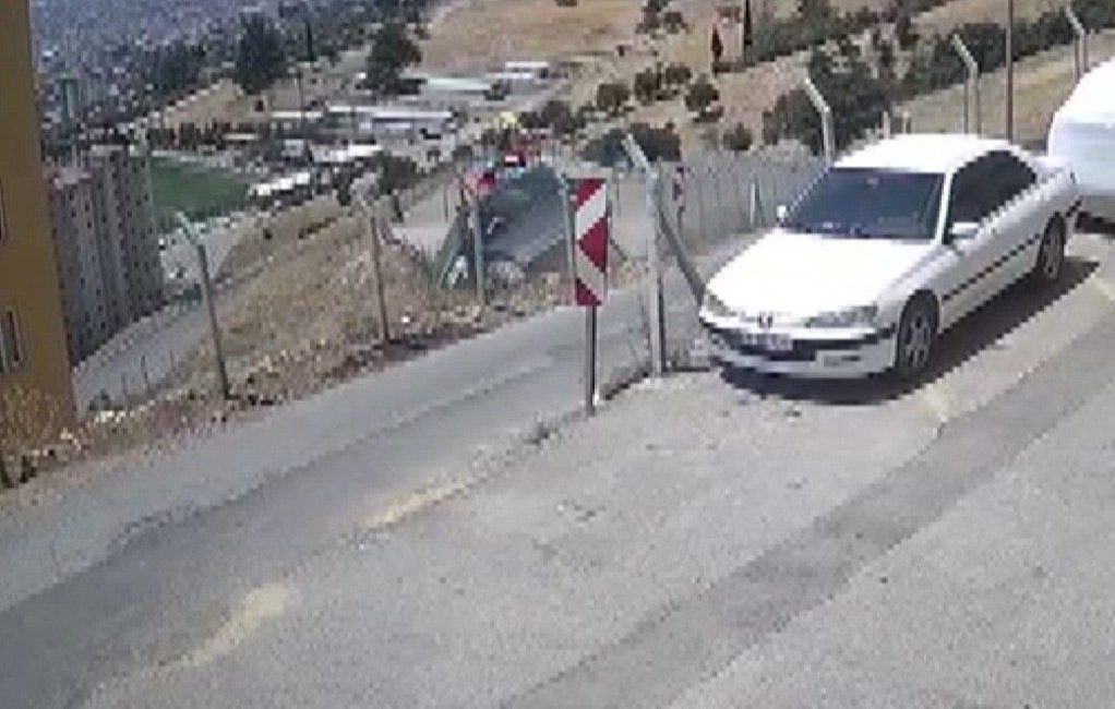 Kahramanmaraş’ta hafif ticari aracın istinat duvarı olmayan sitenin boşluğuna yuvarlanması