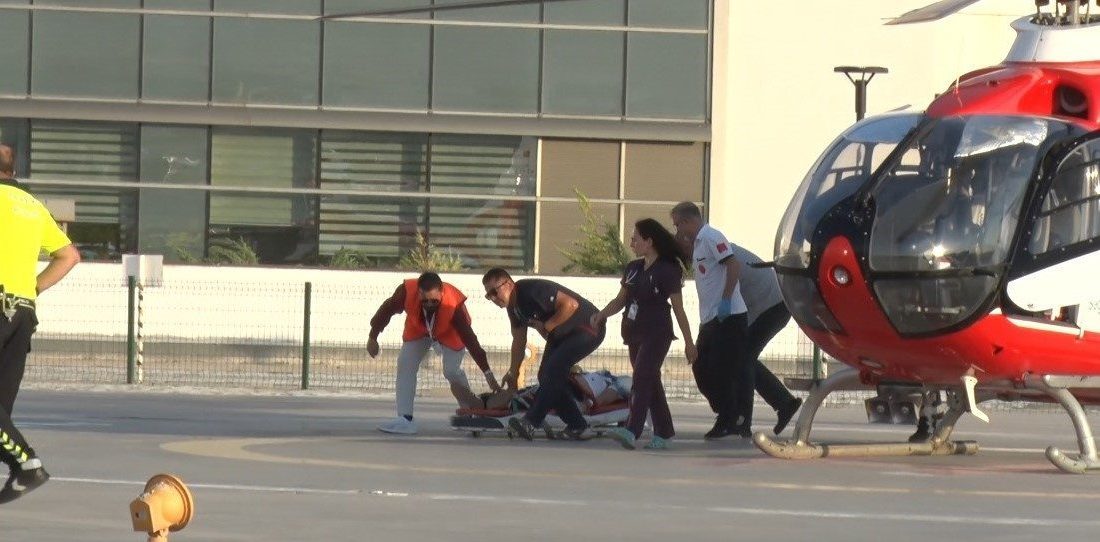 Kamyon ile otomobil çarpıştı: 2 polis yaralı Kayseri’de otomobil ile kamyonun çarpışması sonucu meydana gelen kazada Sivas