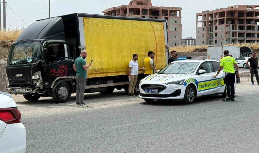 Kamyonet ile otomobil kafa kafaya çarpıştı: 2 yaralı Diyarbakır’ın merkez Sur ilçesinde kamyonet ile otomobilin çarpıştığı kazada 2
