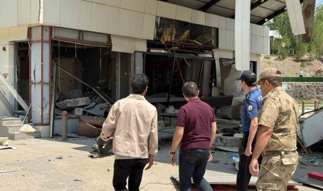 Kaymakamı Bulut, petrol istasyonunda incelemelerde bulundu Van’ın Özalp Kaymakamı Rahmi Bulut, sabaha karşı patlamanın meydana geldiği