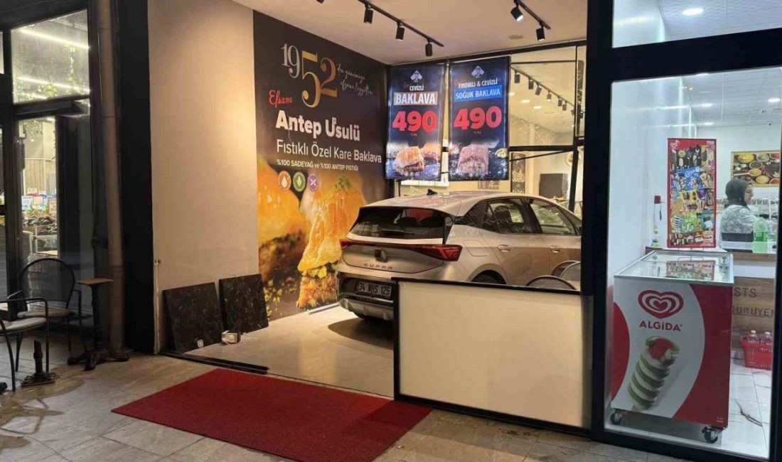 Küçükçekmece’de kontrolden çıkan elektrikli araç pastaneye girdi Küçükçekmece’de elektrikli otomobil park edilmek üzereyken kontrolden çıkarak pastaneye girdi.