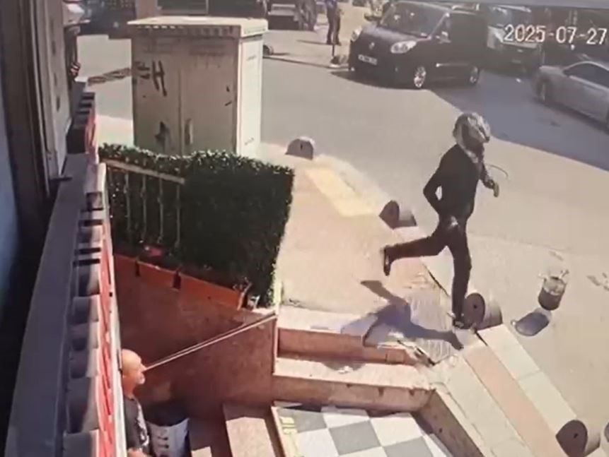 Küçükçekmece’de silahlı saldırıya uğrayan şahıs yaralandı, kasklı şüpheli kaçtı Küçükçekmece’de bir kişi, bir süre önce çalıştığı mağaza girdiği uğradığı