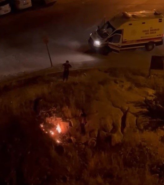 Mardin’de sağlık ekiplerinden takdir toplayan müdahale Mardin’in Artuklu ilçesinde seyir halinde olan 112 acil servis ambulansı,