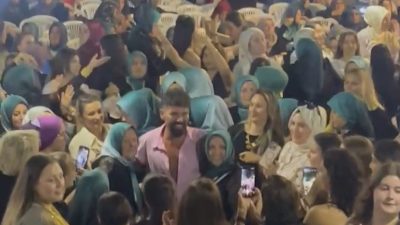 Mehmet Çevik köylü kadınlara sürpriz yapıp onlar için konser verdi.