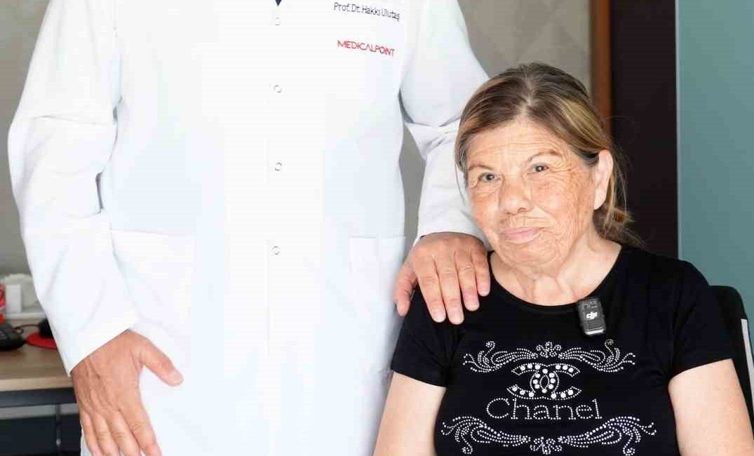 İzmir Ekonomi Üniversitesi Medical Point Hastanesi’nde 76 yaşındaki Fatma Slem’in