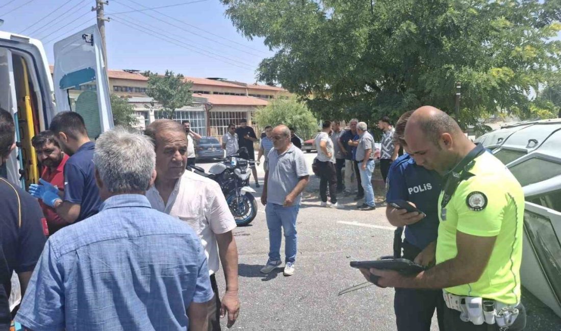 Motosikletin çarptığı otomobil devrildi: 1’i ağır, 3 yaralı Nevşehir’de otomobil ile motosikletin çarpıştığı trafik kazasında 1’i ağır 3
