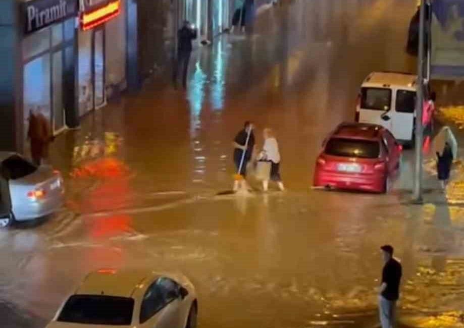 Ordu’da sağanak etkili oldu Ordu’nun Fatsa ilçesinde etkili olan sağanak şehrin bazı noktalarında taşkın