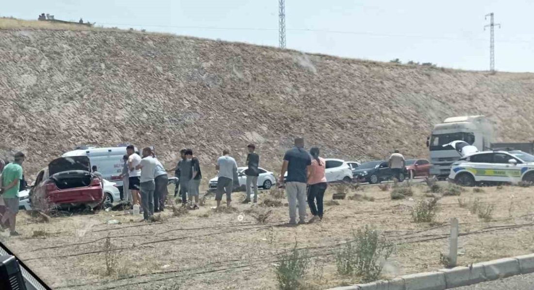 Otomobiller çarpıştı: 7 yaralı Kayseri’de iki otomobilin çarpışması sonucu meydana gelen kazada 7 kişi