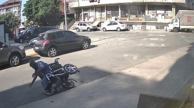 Pendik’te akülü arabadan düşen engelli vatandaşın yardımına esnaf koştu Pendik’te akülü aracının freninin boşalması sonucu yere düşen engelli Fatih