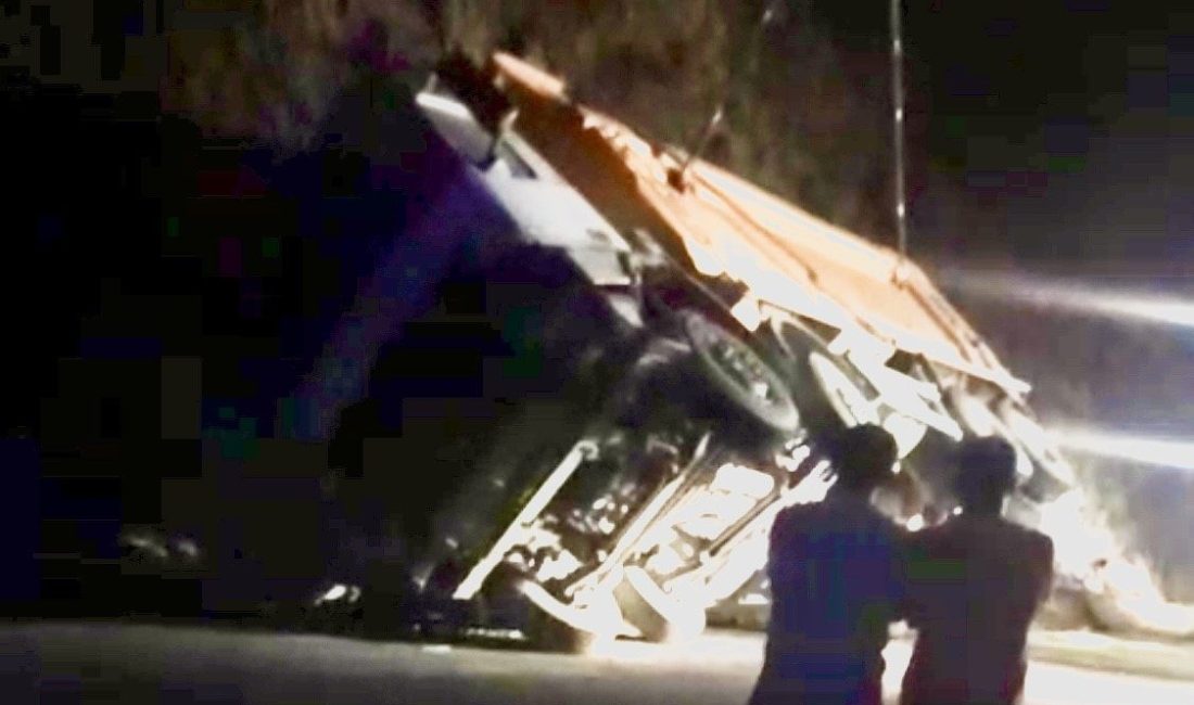 Pütürge’de yol çalışması yapan araç devrildi: 1 yaralı Pütürge ilçesi Kubbe Dağı mevkiinde yol çalışması yapan kamyonun devrilmesi