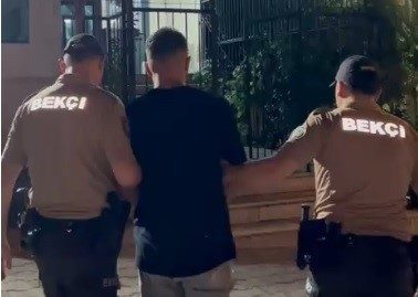 Sahte kimlik numarası polise işlemedi, kovalamacayla yakalandı İzmir’in Konak ilçesinde polis ekiplerince şüphe üzerine durdurulan bir kişinin