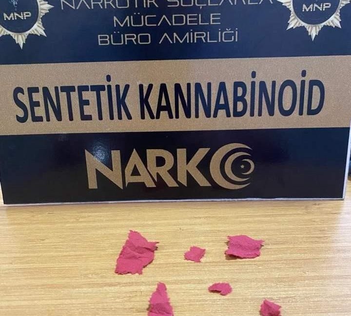 Salihli’de zehir tacirine darbe Manisa’nın Salihli ilçesinde polis ekipleri tarafından sokak satıcılarına yönelik düzenlenen