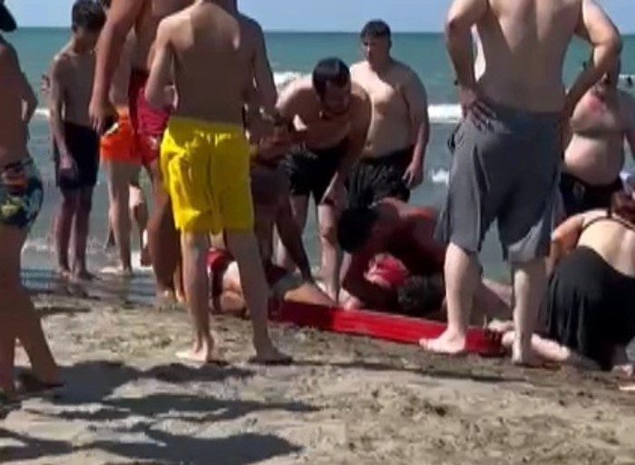 Samsun’da denizde boğulma tehlikesi geçiren genç hastanelik oldu Samsun’da serinlemek için girdiği denizde boğulma tehlikesi geçiren 23 yaşındaki