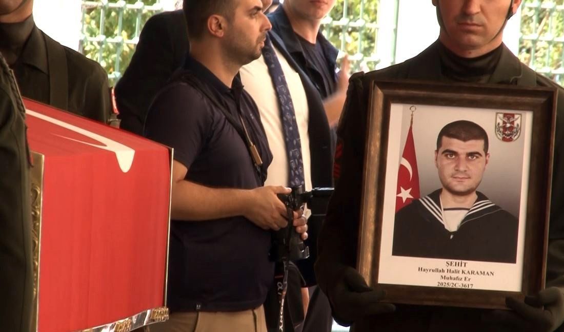 Şehit Muhafız Er Hayrullah Halit Karaman İstanbul’da son yolculuğuna uğurlandı İskenderun Deniz Er Eğitim Alayı’nda vatani görevini yaparken yüksek ateş