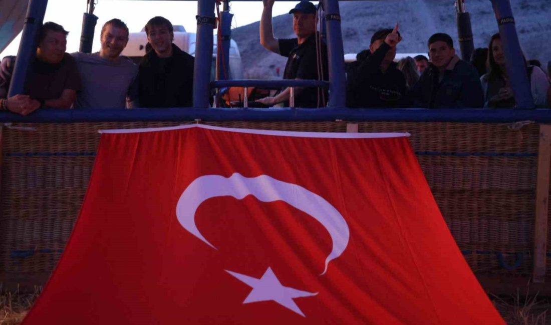 Sıcak hava balonları 15 Temmuz’da Türk bayrağı ve pankartlarla havalandı Kapadokya’da sıcak hava balonları 15 Temmuz nedeniyle Türk bayrağı, Atatürk