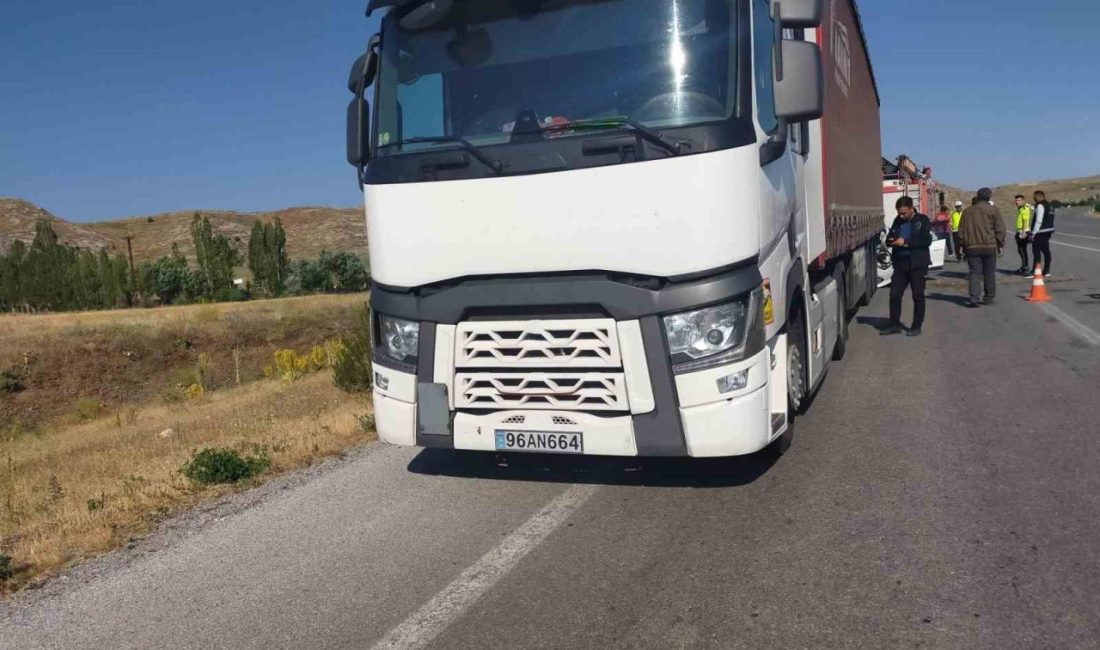 Sivas’ta otomobil tıra çarptı: 1 çocuk öldü, 5 kişi yaralandı Sivas’ın İmranlı ilçesinde otomobilin tıra arkadan çarpması sonucu meydana gelen