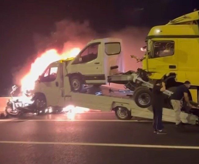 TAG Otoyolu Nurdağı kesiminde zincirleme kaza: 1 ölü, 1 ağır yaralı Tarsus-Adana-Gaziantep (TAG) Otoyolu Nurdağı kesiminde sağ şeritte bekleyen motosiklet ve