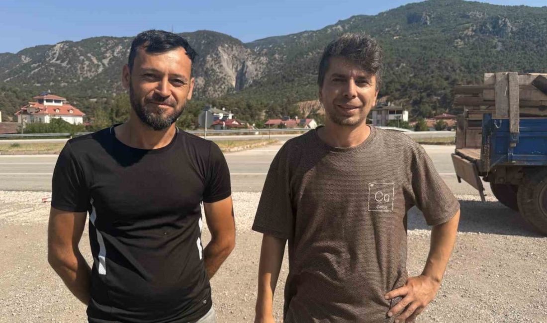 Tokat’ın Reşadiye ilçesinde iki arkadaş traktör şambreli ile Kelkit Çayı’nda