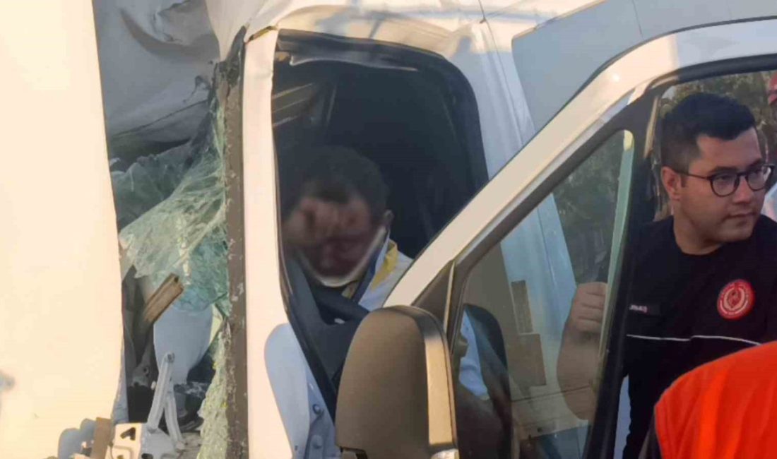 Tur aracı kamyonun altına girdi, sıkışan sürücü için ekipler alarma geçti Antalya’nın Manavgat ilçesinde ışıklı kavşakta tur minibüsünün kamyona arkadan çarpması
