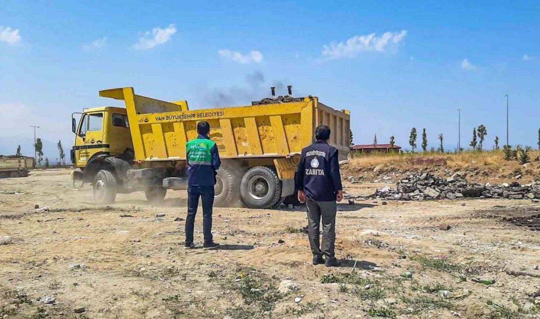 Van Büyükşehir Belediyesi’nden hafriyat temizleme çalışması Van Büyükşehir Belediyesi, çevre ve insan sağlığı açısından risk oluşturan