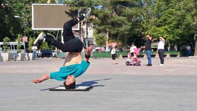 Katıldığı bir yarışmada break dansın bir türü olan ‘headspin’ kafa