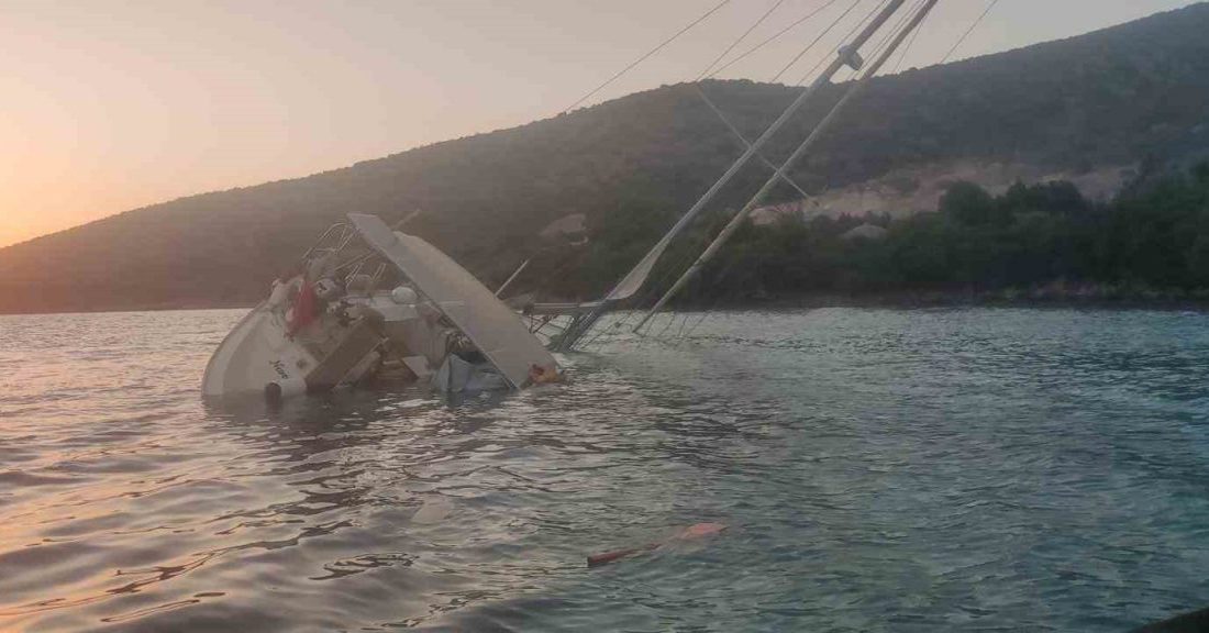 Yelkenli kayalıklara çarptı, su almaya başladı: 5 kişi teknelerle tahliye edildi Muğla’nın Bodrum ilçesi açıklarında 14,5 metrelik yelkenli tekne kayalıklara çarptıktan