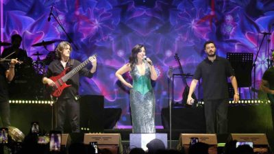 Denizli Motorlu Taşıtlar Fuarı’nın 3. gününde sahne alan Zara, seslendirdiği