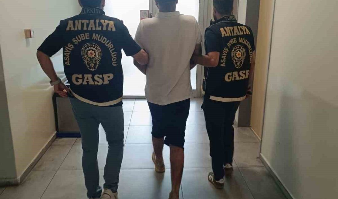 Antalya’nın Aksu ilçesinde 8 iş yerinin kül olduğu ve yaklaşık