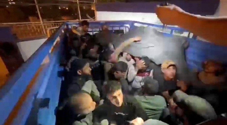 42 göçmen üzeri fileyle kapatılan kamyonet kasasında yakalandı Hatay’da emniyet güçlerinin operasyonunda kamyonetin kasasında 42 kaçak göçmen yakalandı.