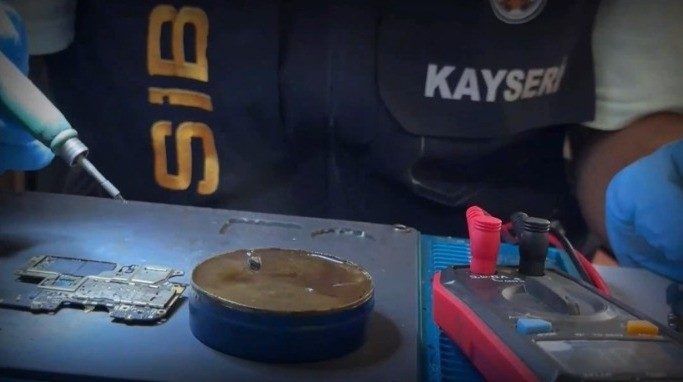 Kayseri İl Emniyet Müdürlüğü ekiplerince 2 kişiyi dolandırdığı tespit edilen