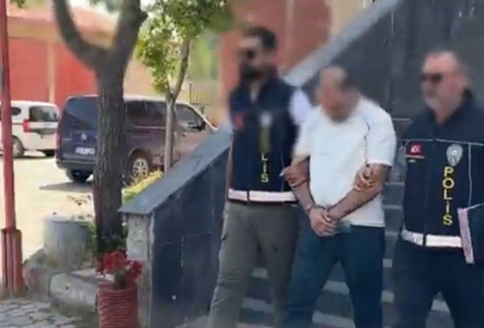 Ağrı’da çocuğa cinsel istismar suçundan 9 yıl hapis cezası bulunan şahıs yakalandı Ağrı’da “sarkıntılık yapmak suretiyle çocuğun cinsel istismarı” ve “çocuğun cinsel