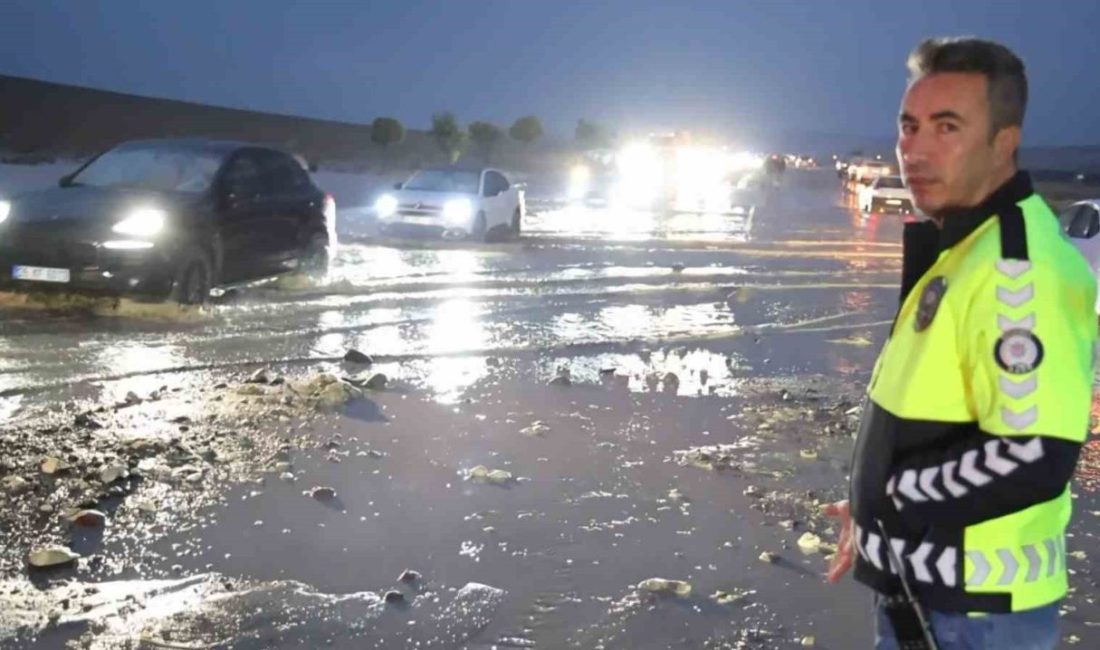 Aksaray-Nevşehir karayolunu sel vurdu: Yol trafiğe kapandı Aksaray’da sağanağın yol açtığı sel suları Aksaray-Nevşehir karayolunu göle çevirdi.