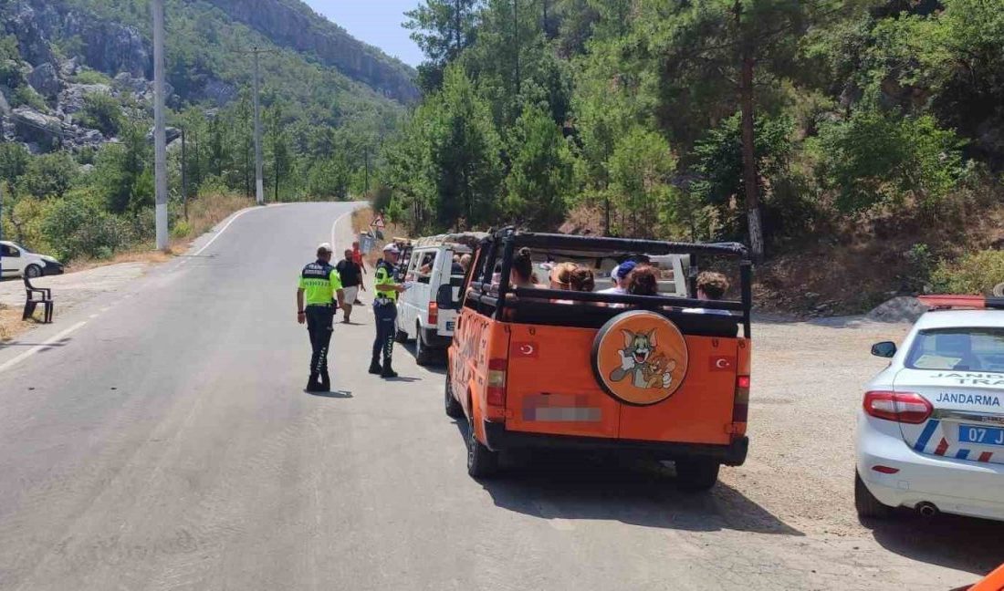 Alanya’da safari araçlarına yönelik denetimlerde 19 araca ceza kesildi Antalya’nın Alanya ilçesinde safari araçlarına yönelik denetimler aralıksız devam ediyor.
