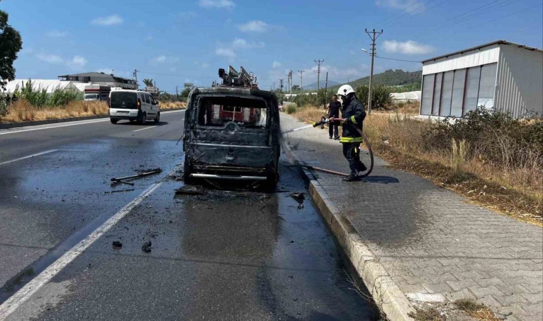 Antalya’nın Alanya ilçesinde seyir halindeki hafif ticari aracın motor kısmından